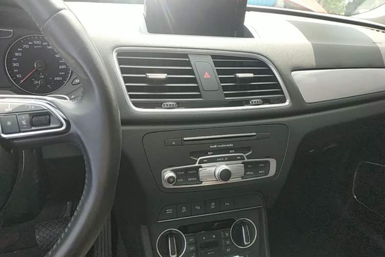 Used Audi Q3 2016 35 TFSI Style Edition Audio And AC Panel