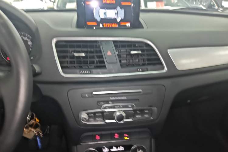 Used Audi Q3 2016 30 TFSI Standard Model Audio And AC Panel