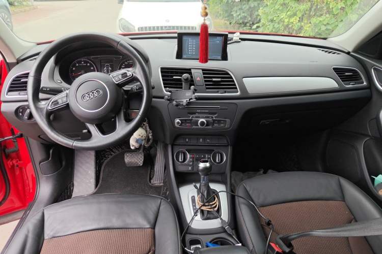 Used Audi Q3 2016 30 TFSI Fashion Model Center Console