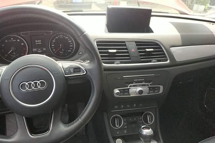 Used Audi Q3 2016 35 TFSI Style Edition Center Console