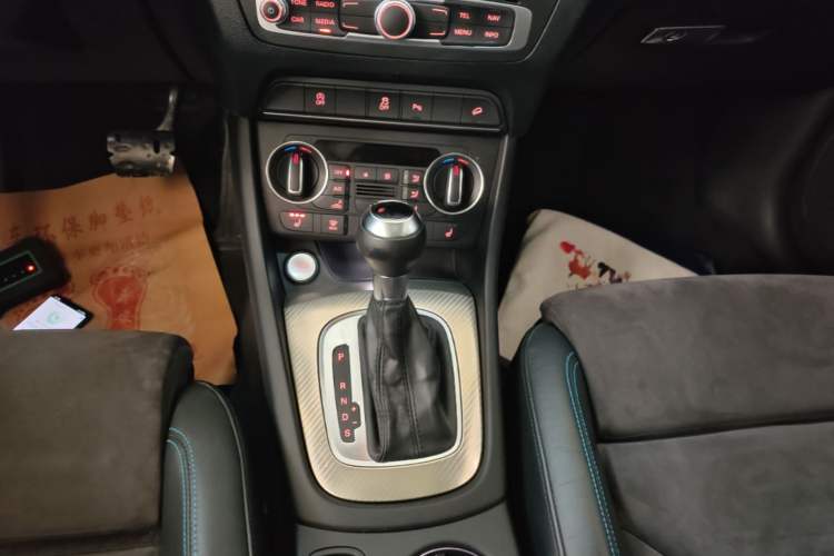 Used Audi Q3 2016 40 TFSI quattro all-wheel-drive sport model Gear Lever