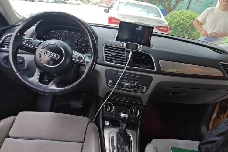 Used Audi Q3 2016 35 TFSI quattro all-wheel-drive style model Center Console