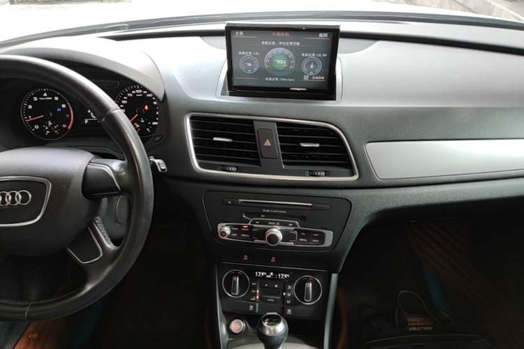 Used Audi Q3 2016 30 TFSI Standard Model Audio And AC Panel