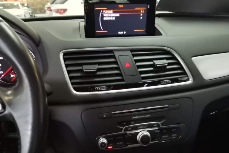 Used Audi Q3 2016 30 TFSI Fashion Model Audio And AC Panel