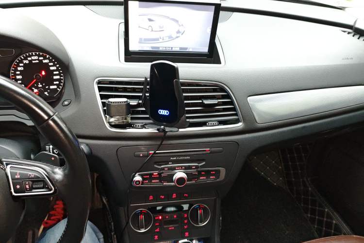 Used Audi Q3 2016 35 TFSI Style Edition Audio And AC Panel