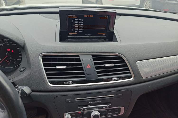 Used Audi Q3 2016 35 TFSI Style Edition Audio And AC Panel