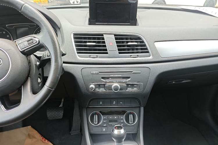Used Audi Q3 2016 30 TFSI Fashion Model Audio And AC Panel