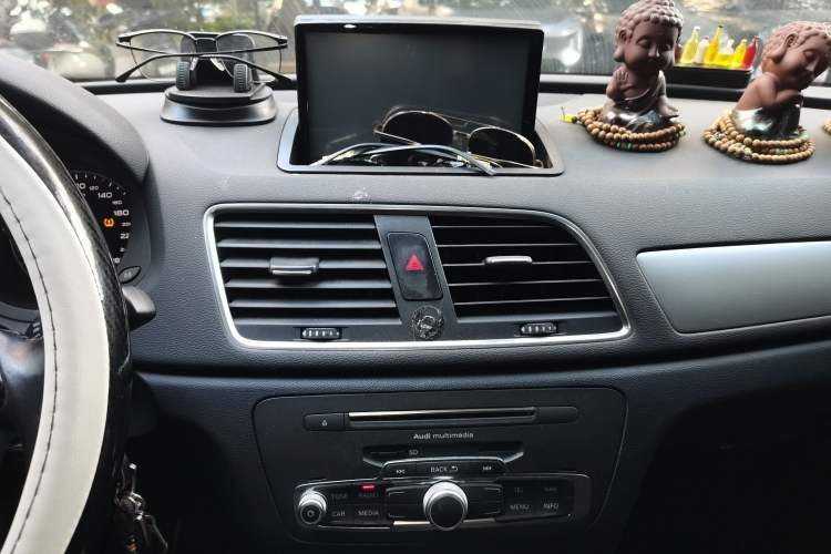 Used Audi Q3 2016 30 TFSI Fashion Model Audio And AC Panel
