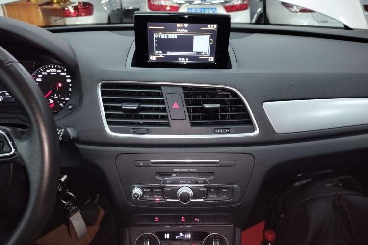 Used Audi Q3 2016 30 TFSI Fashion Model Audio And AC Panel
