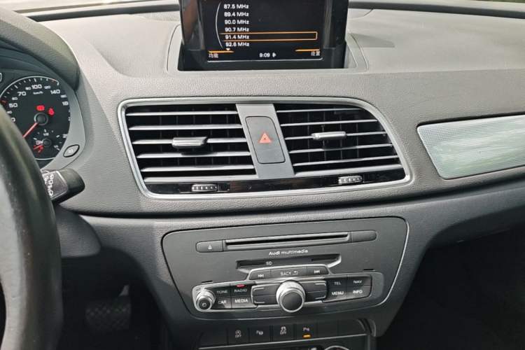 Used Audi Q3 2016 35 TFSI Style Edition Audio And AC Panel