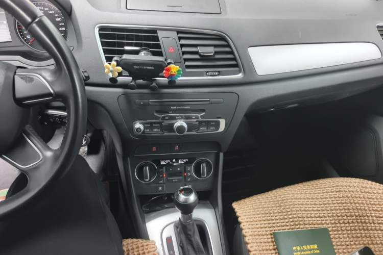 Used Audi Q3 2016 30 TFSI Standard Model Audio And AC Panel