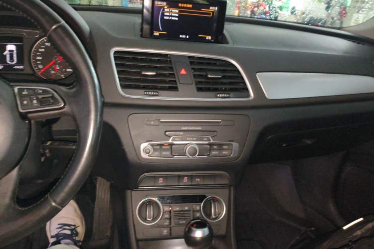 Used Audi Q3 2016 35 TFSI Fashion Model Audio And AC Panel