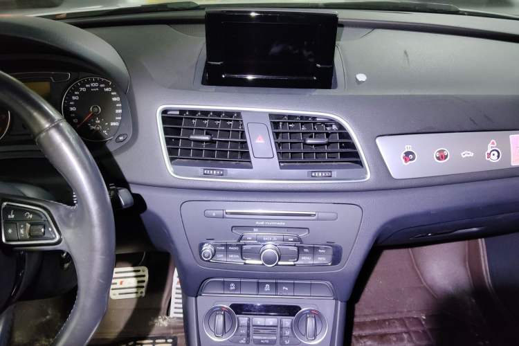 Used Audi Q3 2016 30 TFSI Fashion Model Audio And AC Panel