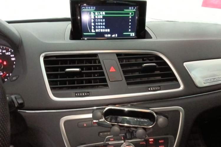 Used Audi Q3 2016 30 TFSI Standard Model Audio And AC Panel