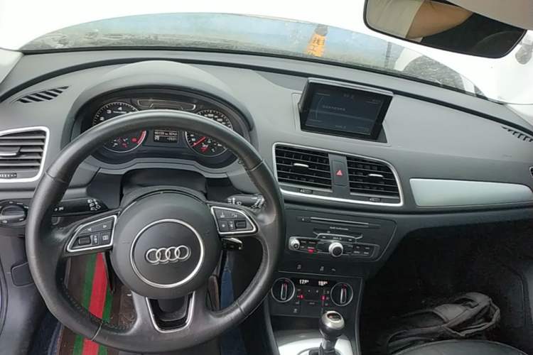 Used Audi Q3 2016 35 TFSI Fashion Model Center Console