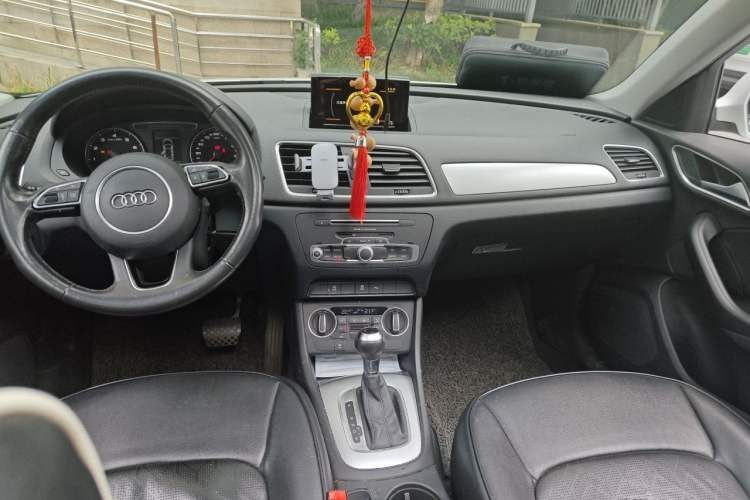 Used Audi Q3 2016 30 TFSI Fashion Model Center Console