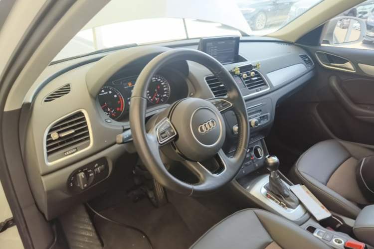 Used Audi Q3 2016 30 TFSI Fashion Model Center Console