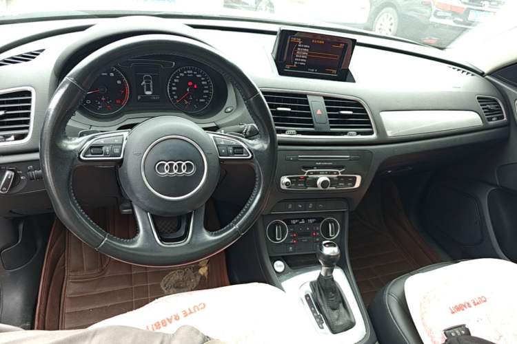 Used Audi Q3 2016 35 TFSI Style Edition Center Console