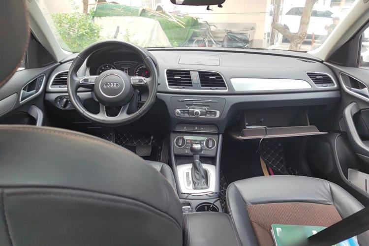 Used Audi Q3 2016 30 TFSI Fashion Model Center Console