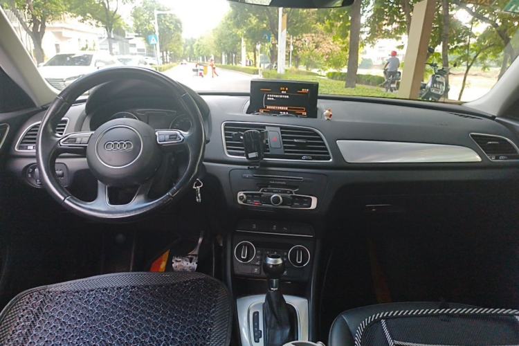 Used Audi Q3 2016 35 TFSI Style Edition Center Console