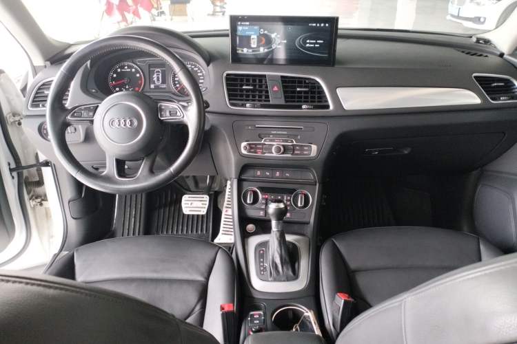 Used Audi Q3 2016 35 TFSI Style Edition Center Console