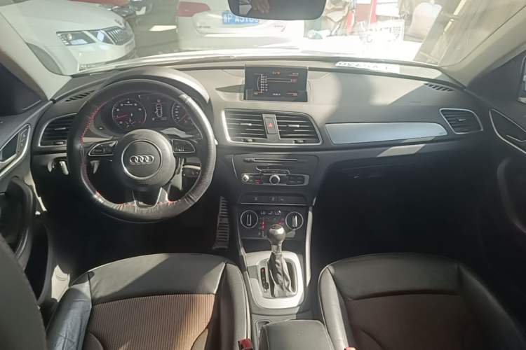 Used Audi Q3 2016 35 TFSI Fashion Model Center Console