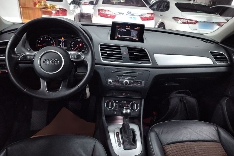 Used Audi Q3 2016 30 TFSI Fashion Model Center Console