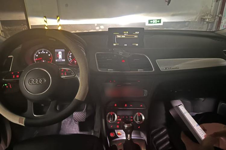 Used Audi Q3 2016 35 TFSI Collection Edition quattro Enjoyment Model Center Console