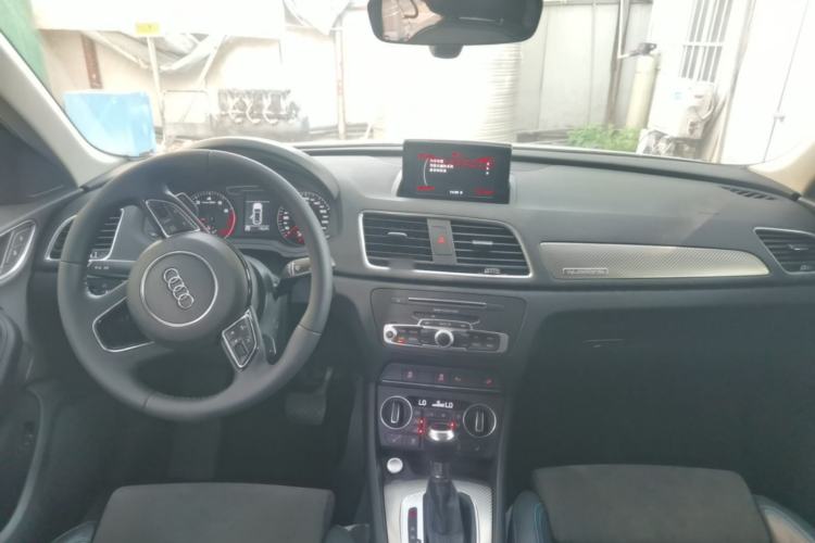 Used Audi Q3 2016 40 TFSI quattro all-wheel-drive sport model Center Console