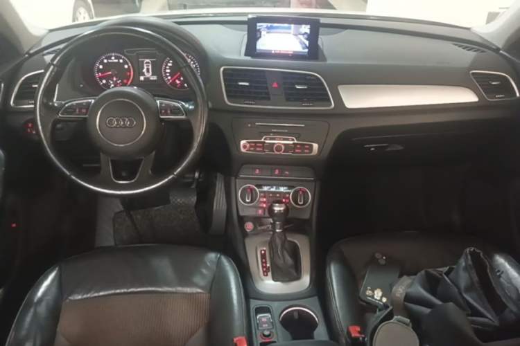 Used Audi Q3 2016 30 TFSI Fashion Model Center Console