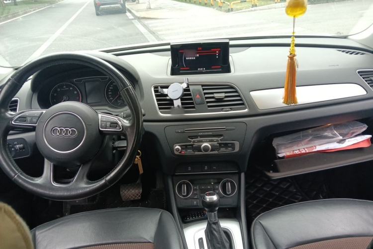 Used Audi Q3 2016 30 TFSI Fashion Model Center Console