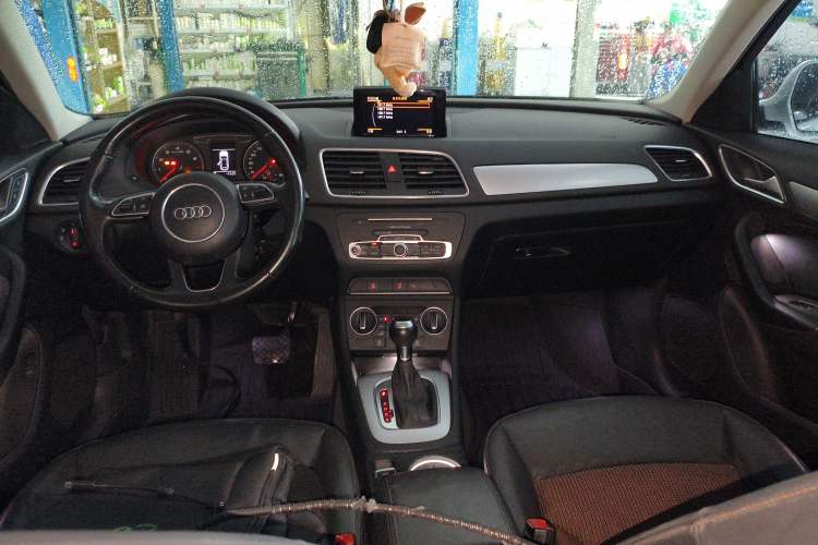 Used Audi Q3 2016 35 TFSI Fashion Model Center Console