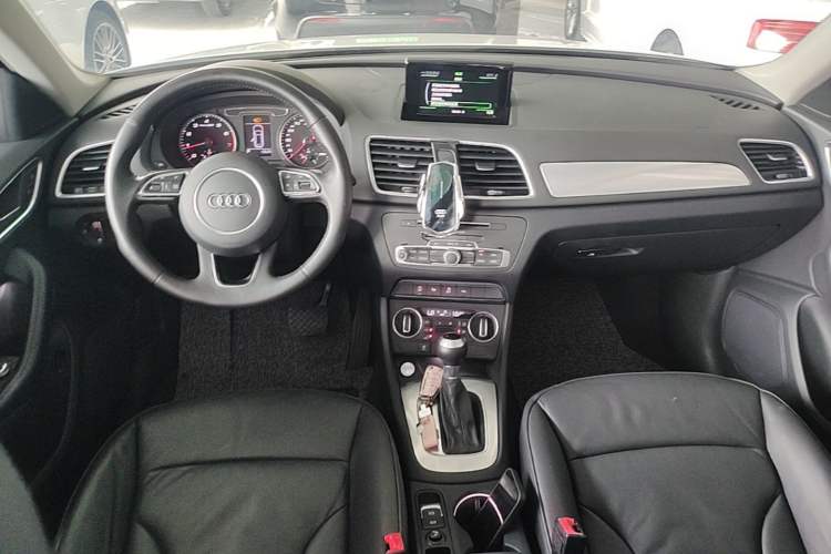 Used Audi Q3 2016 30 TFSI Fashion Model Center Console