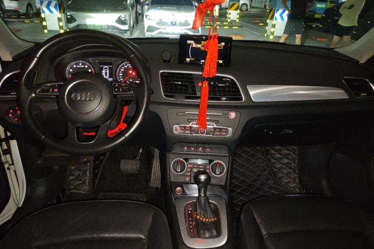 Used Audi Q3 2016 35 TFSI Style Edition Center Console