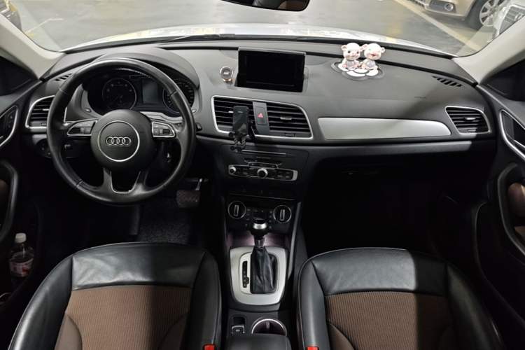 Used Audi Q3 2016 30 TFSI Fashion Model Center Console