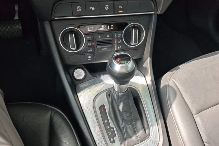 Used Audi Q3 2016 35 TFSI Style Edition Gear Lever