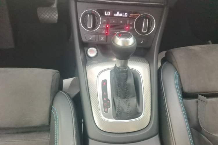 Used Audi Q3 2016 40 TFSI quattro all-wheel-drive sport model Gear Lever