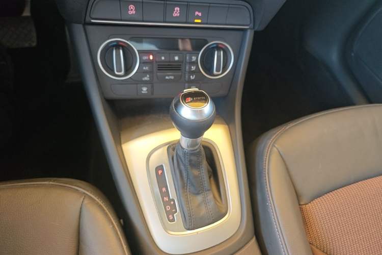Used Audi Q3 2016 35 TFSI Fashion Model Gear Lever