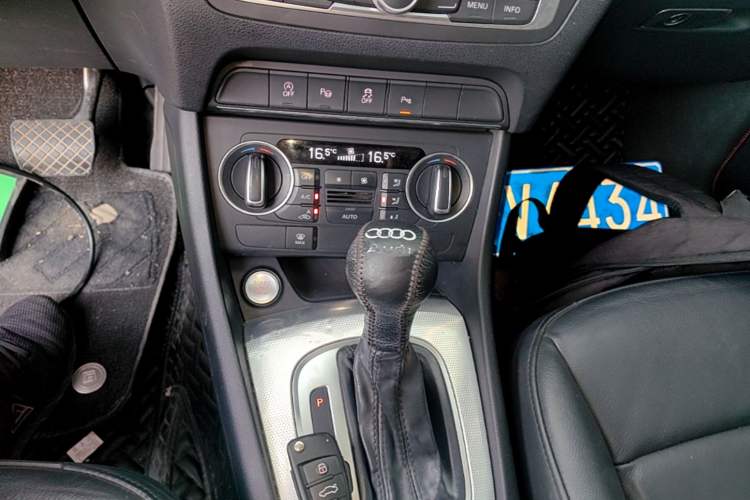 Used Audi Q3 2016 30 TFSI Fashion Model Gear Lever