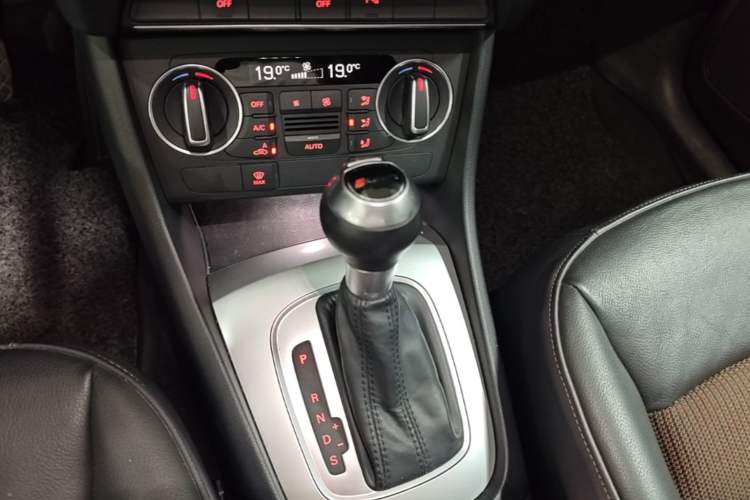 Used Audi Q3 2016 30 TFSI Fashion Model Gear Lever