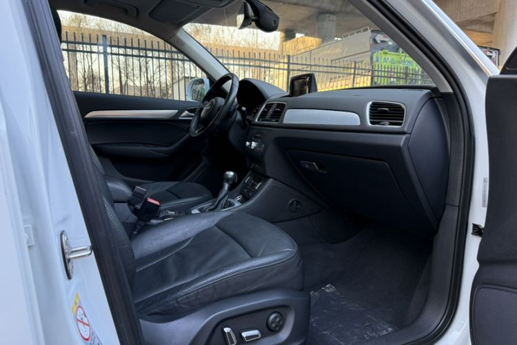 Used Audi Q3 2016 35 TFSI Style Edition Interior 4