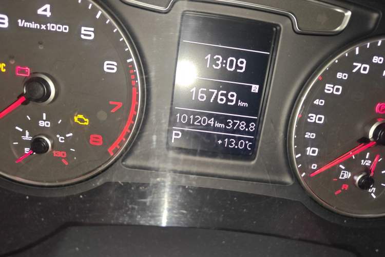Used Audi Q3 2016 35 TFSI quattro all-wheel-drive style model Odometer Close Up