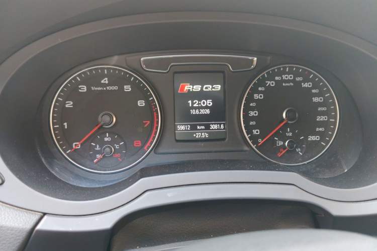 Used Audi Q3 2016 40 TFSI quattro all-wheel drive style model Odometer Close Up