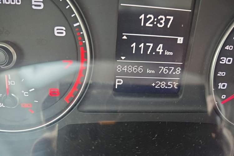 Used Audi Q3 2016 40 TFSI quattro all-wheel-drive sport model Odometer Close Up