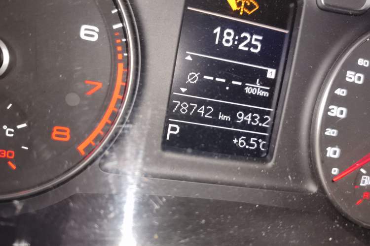 Used Audi Q3 2016 30 TFSI Fashion Model Odometer Close Up