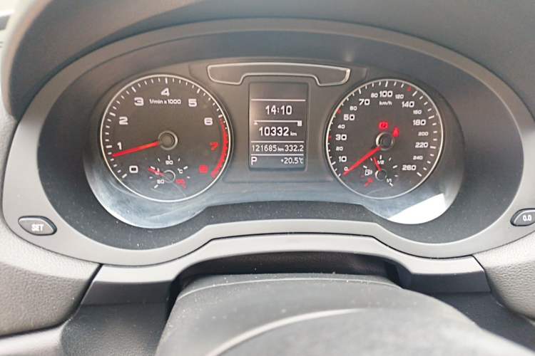 Used Audi Q3 2016 35 TFSI Fashion Model Odometer Close Up