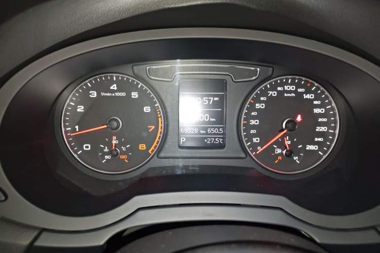 Used Audi Q3 2016 35 TFSI quattro all-wheel-drive style model Odometer Close Up