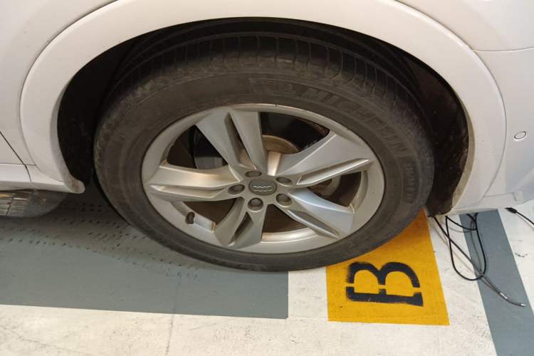 Used Audi Q3 2016 35 TFSI Style Edition Right Front Wheel Hub
