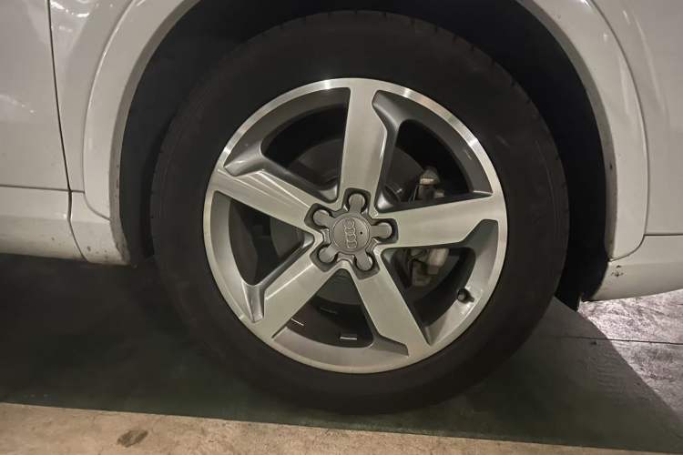 Used Audi Q3 2016 35 TFSI Collection Edition quattro Enjoyment Model Right Front Wheel Hub