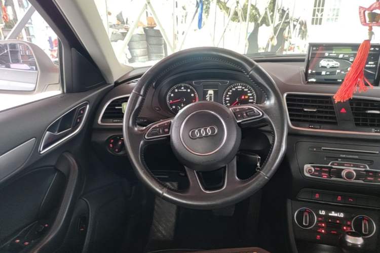 Used Audi Q3 2016 35 TFSI Fashion Model Steering Wheel